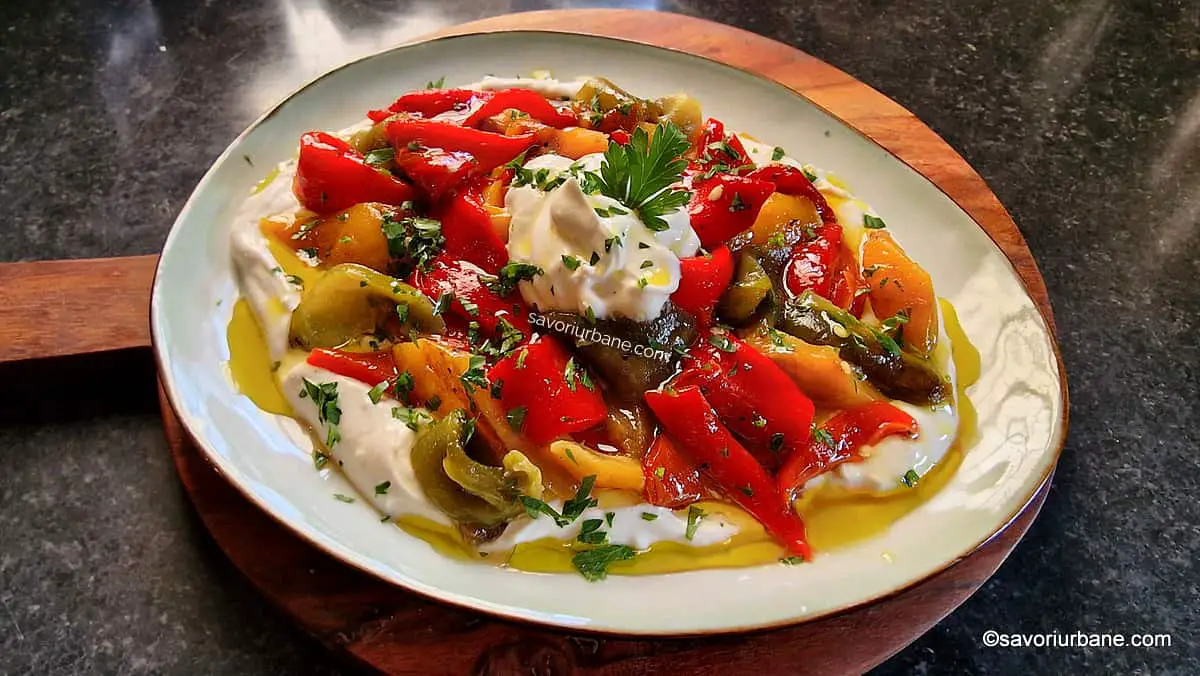Salată turcească de ardei copți cu iaurt și usturoi - gustare rece de vară rețeta savori urbane