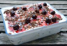 Tiramisu cu vișine sau cireșe, fulgi de ciocolată și vișinată sau lichior Amaretto Tiramisu cu vișine sau cireșe, fulgi de ciocolată și vișinată sau lichior Amaretto rețeta savori urbane