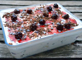 Tiramisu cu vișine sau cireșe, fulgi de ciocolată și vișinată sau lichior Amaretto Tiramisu cu vișine sau cireșe, fulgi de ciocolată și vișinată sau lichior Amaretto rețeta savori urbane