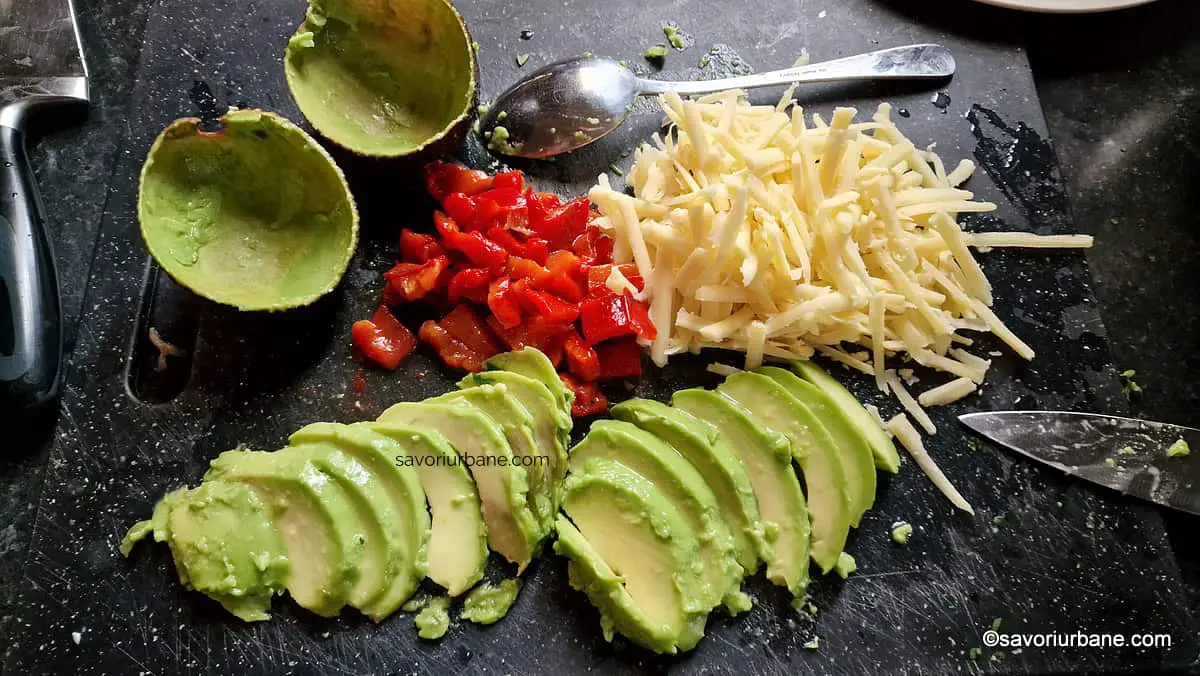 cum se decojeste avocado pentru salata cu pui cheddar si ardei copti