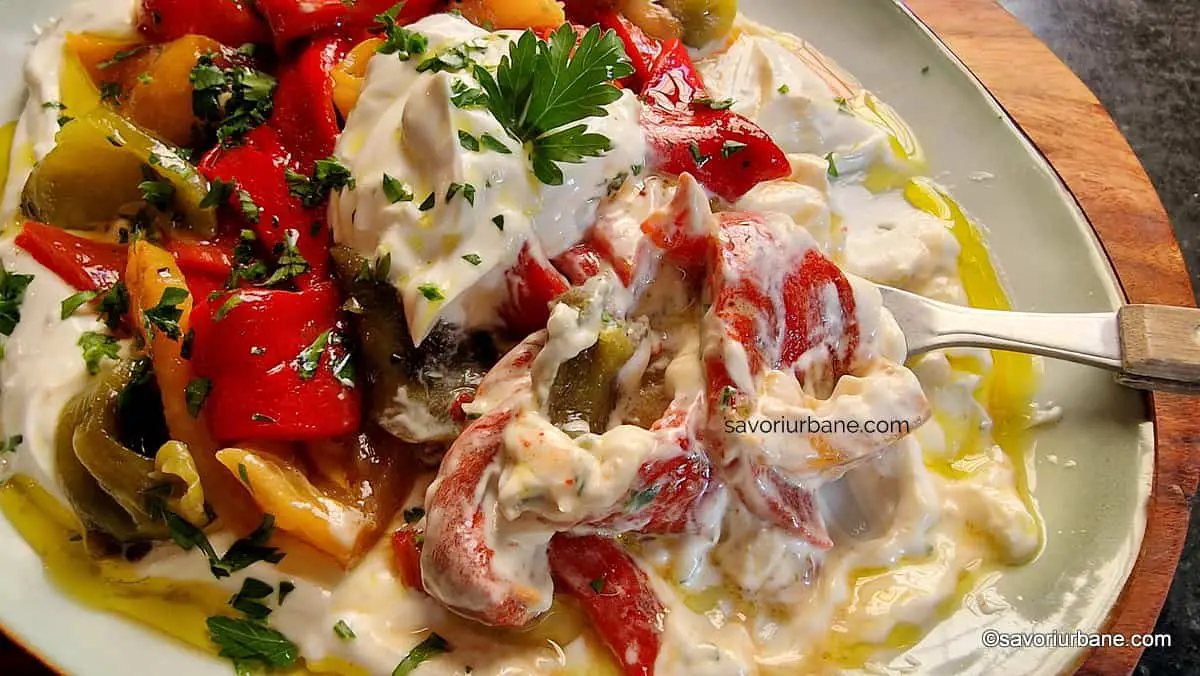 preparare reteta turceasca de salata de ardei copti cu iaurt grecesc si usturoi (1)