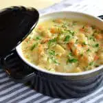 Fasole păstăi cu smântână, usturoi și morcovi – rețeta de mâncare cu sos cremos