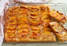 Galette cu piersici, cremă frangipane și fulgi de migdale – rețeta de tartă rustică franțuzească Galette cu piersici, cremă frangipane și fulgi de migdale - rețeta de tartă rustică franțuzească savori