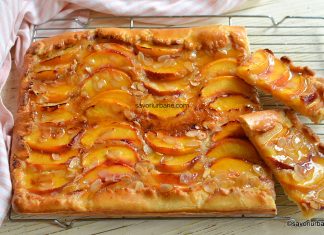 Galette cu piersici, cremă frangipane și fulgi de migdale – rețeta de tartă rustică franțuzească Galette cu piersici, cremă frangipane și fulgi de migdale - rețeta de tartă rustică franțuzească savori
