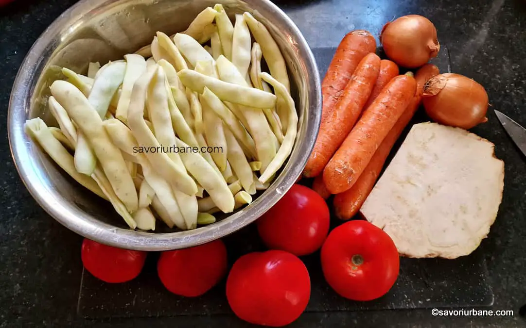 Ingrediente pentru ciorbă de fasole verde (teci, păstăi) cu roșii și alte legume savori