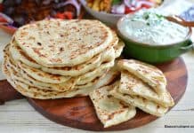 Lipii grecești sau turte pufoase, la tigaie – rețeta de pita grecească pentru gyros sau souvlaki Lipii grecești sau turte pufoase, la tigaie - rețeta de pita grecească pentru gyros sau souvlaki savori urbane