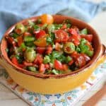 Salată de ardei cu roșii, măsline și usturoi – rețeta de salsa mediteraneeană