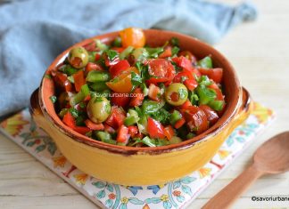 Salată de ardei cu roșii, măsline și usturoi – rețeta de salsa mediteraneeană Salată de ardei cu roșii, măsline și usturoi - rețeta de salsa mediteraneeană savori urbane