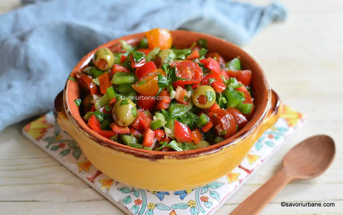 Salată de ardei cu roșii, măsline și usturoi - rețeta de salsa mediteraneeană savori urbane