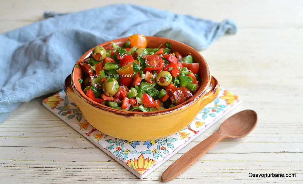 Servire salată de ardei cu roșii, măsline și usturoi - rețeta de salsa mediteraneeană savori