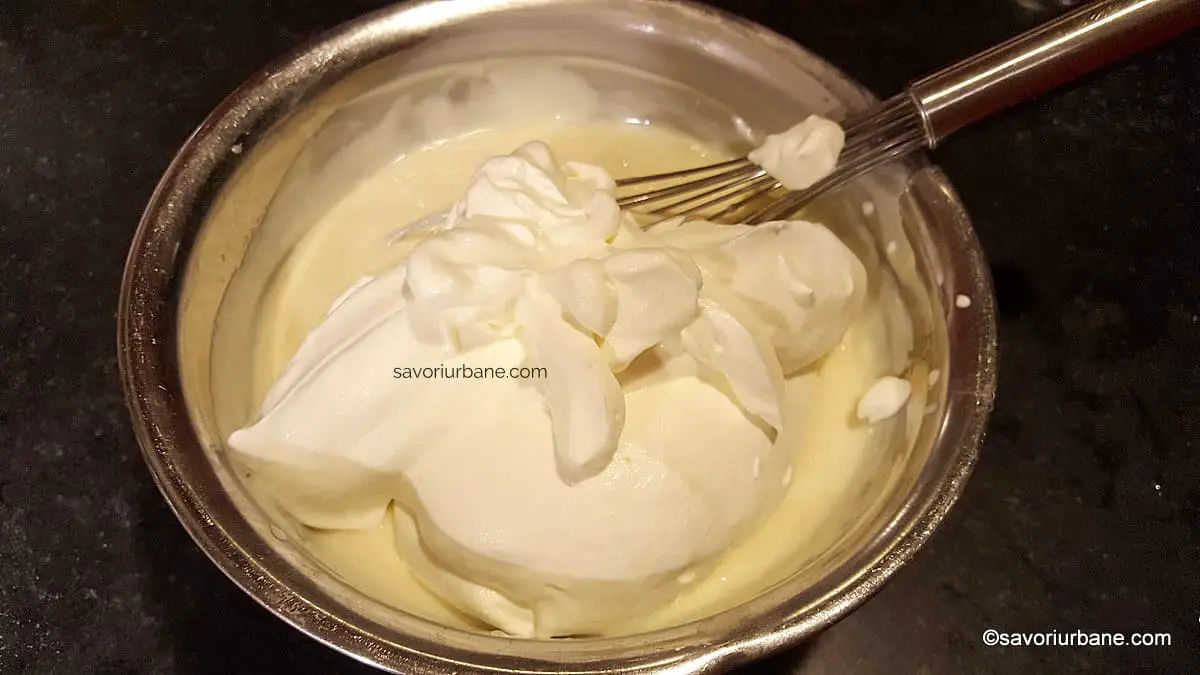 preparare crema fina cu ciocolata alba iaurt grecesc frisca naturala mousse (1)