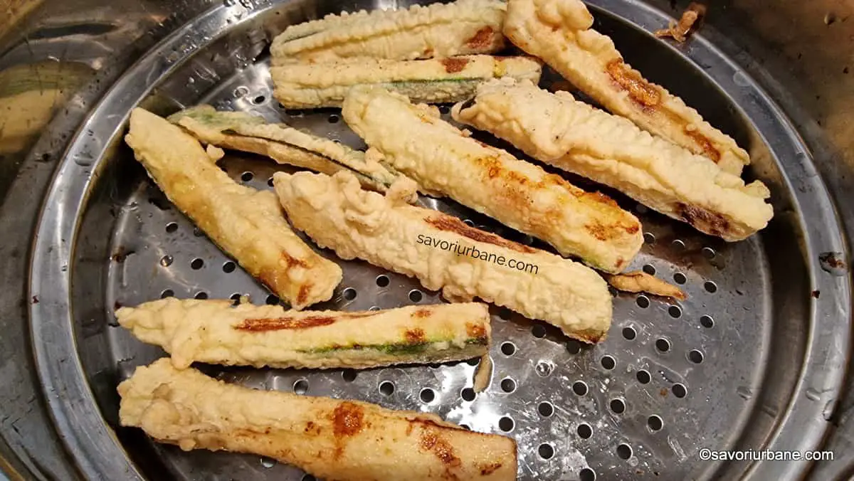scurgere tempura de dovlecei in sita metalica