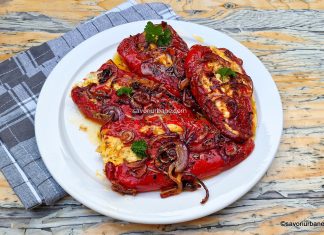 Ardei copți umpluți cu brânză (feta, telemea, caș) și gratinați la cuptor – rețeta grecească Ardei copți umpluți cu brânză (feta, telemea, caș) și gratinați la cuptor - rețeta grecească savori urbane