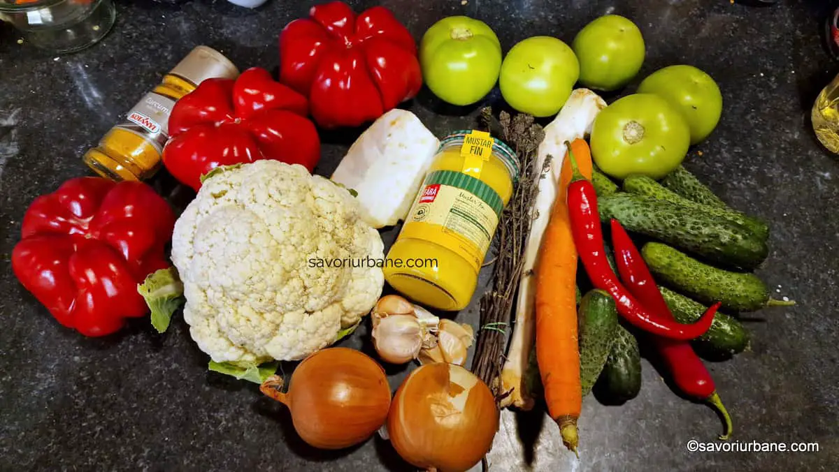Ingrediente pentru salata picantă de legume la borcan cu sos cremos de muștar  gogonele gogosari castraveti conopida ceapa usturoi ardei iuti