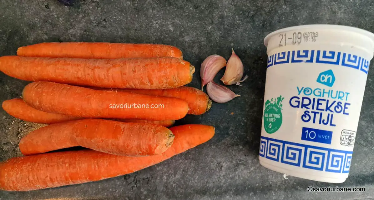 Ingrediente pentru salata turcească de morcovi cu usturoi și iaurt grecesc