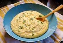 Mămăligă cremoasă cu smântână, lapte, unt și parmezan sau altă brânză Mămăligă cremoasă cu smântână, lapte, unt și parmezan sau altă brânză rețeta savori urbane