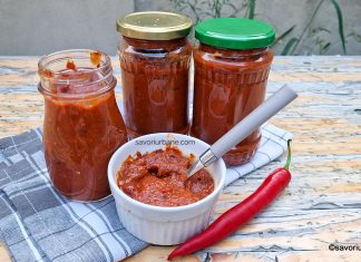 Sos picant de ardei iuți cu ardei copți, pentru iarnă – rețeta de sos chili dulceag-acrișor de casă Sos picant de ardei iuți cu ardei copți, pentru iarnă - rețeta de sos chili dulceag-acrișor de casă savori urbane