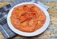 Cremă de brânză feta sau telemea cu ardei copți și usturoi – rețeta grecească de htipiti Cremă de brânză feta sau telemea cu ardei copți și usturoi - rețeta grecească de htipiti savori urbane