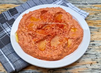 Cremă de brânză feta sau telemea cu ardei copți și usturoi – rețeta grecească de htipiti Cremă de brânză feta sau telemea cu ardei copți și usturoi - rețeta grecească de htipiti savori urbane