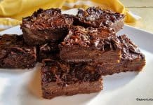 Prăjitura cu pere invizibile și ciocolată – cu crustă caramelizată Prăjitura cu pere invizibile și ciocolată reteta savori urbane