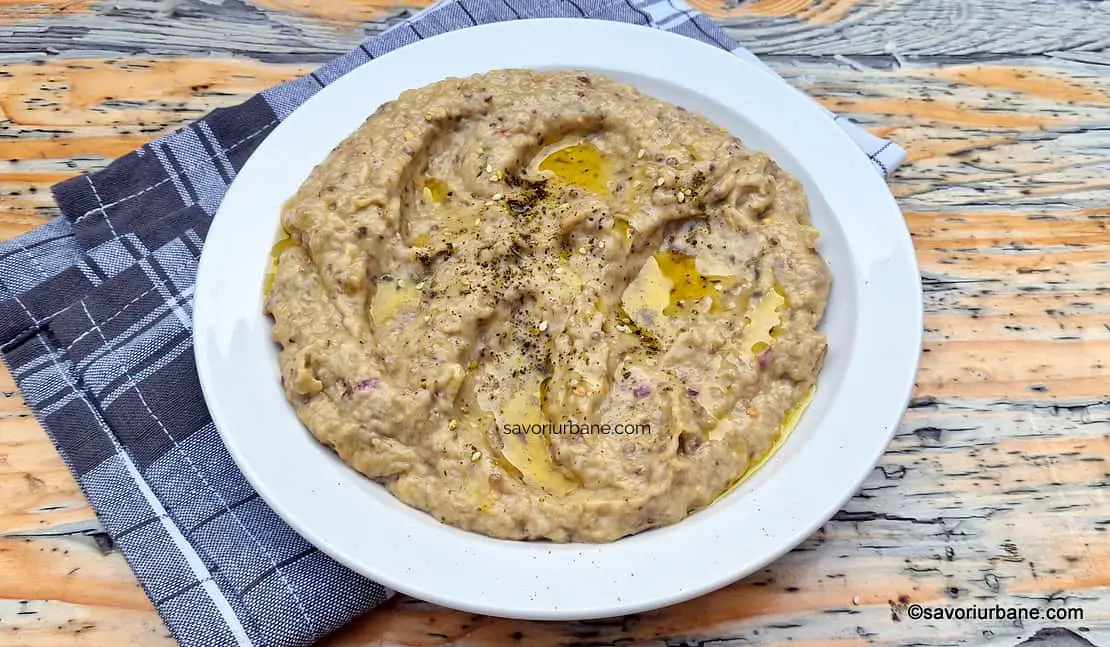 Servire mutabal - rețeta de salată orientală de vinete cu pastă de susan tahini, iaurt și usturoi ceapa rosie lamaie ulei de masline
