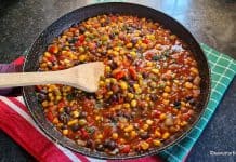 Chili vegan fără carne – mâncare de post cu fasole boabe și legume mexicane cu sos de roșii și usturoi Chili vegan sin carne - rețeta de mâncare cu fasole boabe și legume mexicane cu sos de roșii și usturoi savori urbane