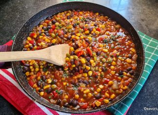 Chili vegan fără carne – mâncare de post cu fasole boabe și legume mexicane cu sos de roșii și usturoi Chili vegan sin carne - rețeta de mâncare cu fasole boabe și legume mexicane cu sos de roșii și usturoi savori urbane