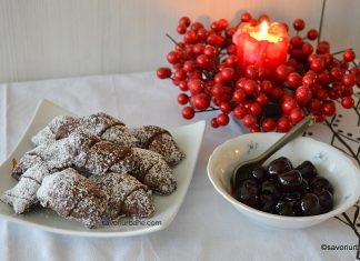 Cornulețe fragede cu cacao și cireșe Amarena sau vișine din vișinată Cornulețe fragede cu cacao și cireșe Amarena sau vișine din vișinată reteta savori urbane