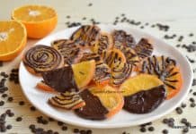 Felii de portocală confiate și decorate cu ciocolată Felii de portocală confiate și decorate cu ciocolată reteta savori urbane