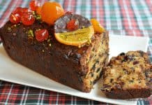 Fruitcake englezesc îmbătat cu brandy sau rom – prăjitură cu fructe confiate și nuci, pentru Crăciun Fruitcake englezesc - cel mai grozav chec cu fructe și nuci pentru Crăciun reteta savori urbane