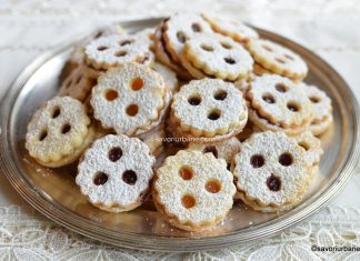 Fursecuri Linzer Augen cu migdale și gem – rețeta austriacă Fursecuri Linzer Augen cu migdale și gem - rețeta austriacă savori urbane