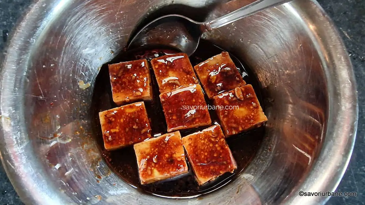 Marinarea cuburilor de tofu în stil asiatic cu sos de soia, sos de stridii, usturoi, miere etc