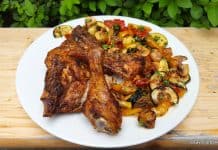 Pui cu harissa, usturoi și legume – rețeta de pulpe picante de pui la air fryer sau la cuptor Pui cu harissa, usturoi și legume - rețeta de pulpe picante de pui la air fryer sau la cuptor