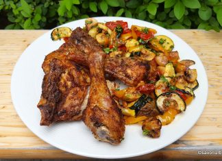 Pui cu harissa, usturoi și legume – rețeta de pulpe picante de pui la air fryer sau la cuptor Pui cu harissa, usturoi și legume - rețeta de pulpe picante de pui la air fryer sau la cuptor