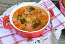 Supă ungurească de fasole boabe cu ciolan, cârnați afumați și gălușcuțe – VIDEO rețeta de Jókai bableves Supă ungurească de fasole boabe cu ciolan, cârnați afumați și gălușcuțe - rețeta de Jókai bableves savori urbane