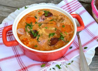 Supă ungurească de fasole boabe cu ciolan, cârnați afumați și gălușcuțe – VIDEO rețeta de Jókai bableves Supă ungurească de fasole boabe cu ciolan, cârnați afumați și gălușcuțe - rețeta de Jókai bableves savori urbane