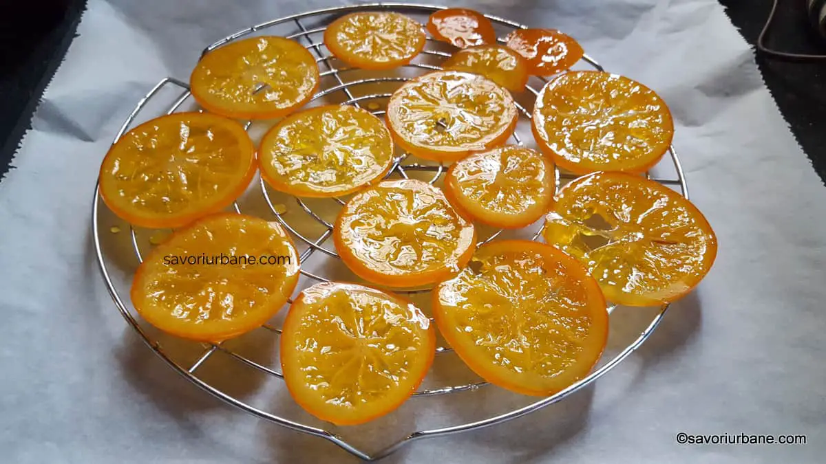 scurgere felii confiate de portocale glasate pe grilaj de bucatarie