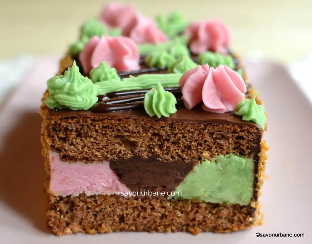 sectiune tort krantz crant cu crema verde roz si de ciocolata cu nuca caramelizata