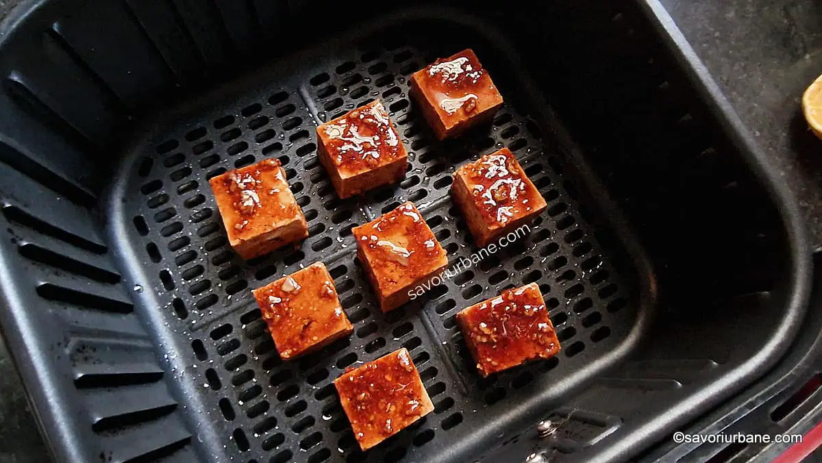 tofu glazurat marinat asiatic inainte de gatire la air fryer