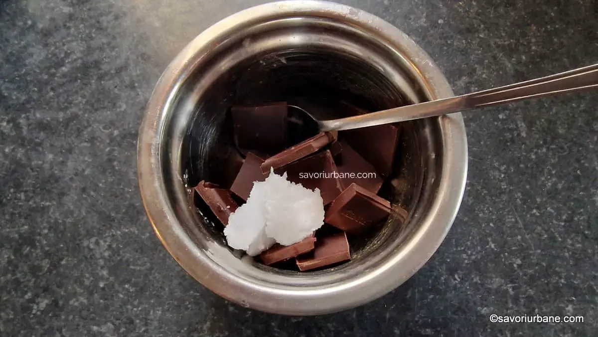 topire ciocolata pe aburi cu unt de cocos