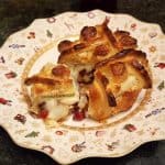 Brânză Camembert sau Brie în crustă de aluat foietaj, la cuptor – umplută cu nuci și fructe uscate