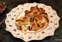 Brânză Camembert sau Brie în crustă de aluat foietaj, la cuptor – umplută cu nuci și fructe uscate Brânză Camembert sau Brie în crustă de aluat foietaj, la cuptor - umplută cu nuci și fructe uscate reteta savori urbane