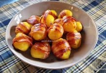Cartofi înveliți în bacon, cu usturoi, rumeniți la cuptor – rețeta de garnitură delicioasă de cartofi copți Cartofi înveliți în bacon, rumeniți la cuptor - garnitură delicioasă de cartofi copți rețeta savori urbane