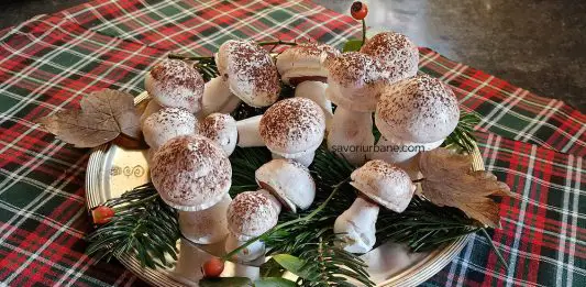 Ciupercuțe din bezea cu ciocolată - rețeta clasică de bezele în formă de ciupercă savoriurbane