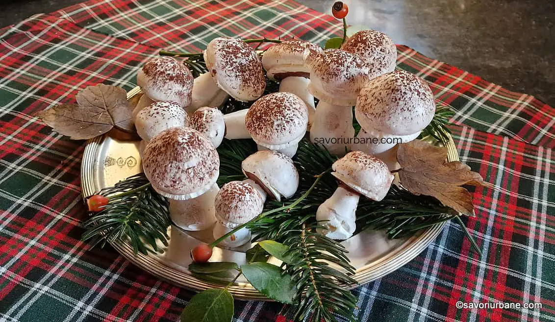 Ciupercuțe din bezea cu ciocolată - rețeta clasică de bezele în formă de ciupercă savoriurbane