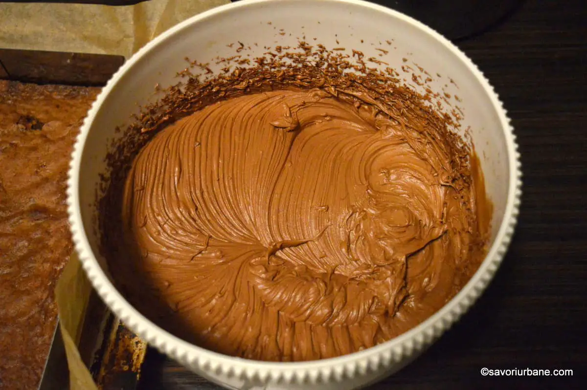 Cum se face crema ganache de ciocolată cu frișcă naturală pentru prajitura amarena
