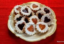 Fursecuri Spitzbuben cu inimioare decupate – din aluat cu marțipan de migdale și umplutură de gem Fursecuri Spitzbuben cu inimioare decupate - din aluat cu marțipan de migdale și umplutură de gem reteta savori urbane