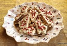 Fursecuri cu cremă de cafea și glazură de ciocolată albă – brăduți sau alte forme Fursecuri cu cremă de cafea și glazură de ciocolată albă - brăduți sau alte forme savori urbane