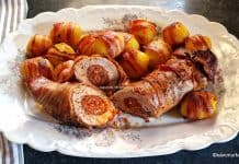 Mușchiuleț de porc umplut cu cârnat și învelit în bacon – rețeta de friptură fragedă la cuptor Mușchiuleț de porc umplut cu cârnați și învelit în bacon - rețeta de friptură fragedă la cuptor savori urbane