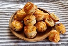 Pogăcele cu șunculiță afumată, ceapă roșie și brânză – din aluat cu untură Pogăcele cu șuncă afumată, ceapă roșie și cașcaval - din aluat cu untură reteta savori urbane